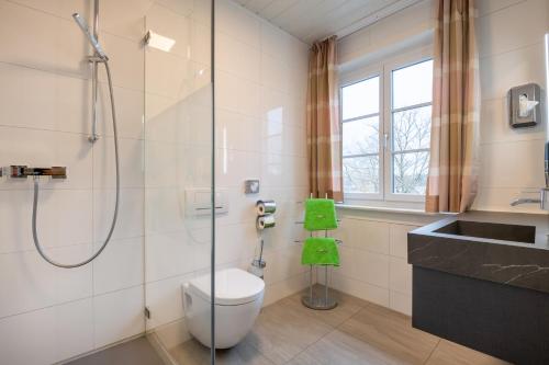 Ett badrum på Hotel Seerose Lindau Bodensee