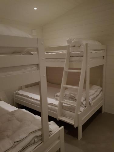 a room with two bunk beds with white towels at Stuga (Cottage) ålaryd in Skillingaryd