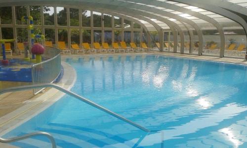 Bazén v ubytování Bungalow confortable à Saint-Jean-de-Monts avec piscine partagée nebo v jeho okolí