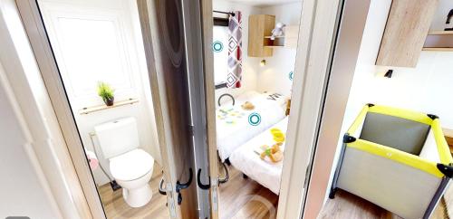 Koupelna v ubytování Bungalow confortable à Saint-Jean-de-Monts avec piscine partagée