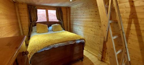 a small room with a bed in a log cabin at Impeccable 1-Bed House in Retford close to A1 in Retford