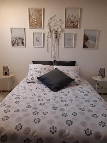 une chambre avec un lit avec une couette blanche dans l'établissement Pavillon 4/6 pers. 30 m² Gruissan Les Ayguades, à Gruissan