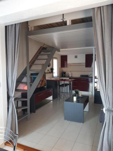 un soggiorno con letto a soppalco e cucina di Pavillon 4/6 pers. 30 m² Gruissan Les Ayguades a Gruissan