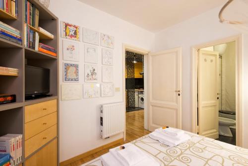 ローマにあるRome As You Feel - Montevecchio 26のベッドルーム1室(ベッド1台、壁にテレビ付)