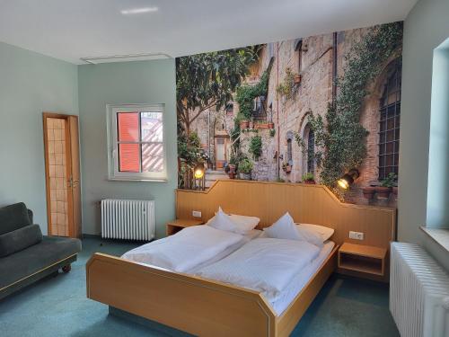 Ένα ή περισσότερα κρεβάτια σε δωμάτιο στο Gasthof Goldener Hirsch