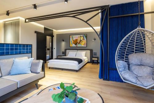 - une chambre avec un lit et une balançoire dans l'établissement Upside Apartments, à Istanbul