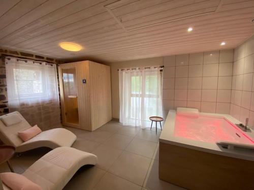 ein großes Bad mit einer Badewanne in der Unterkunft La Tour d'Olympe in Recoules-Prévinquières