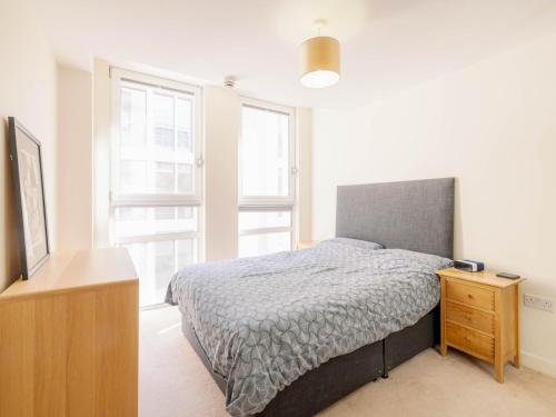 Un ou plusieurs lits dans un hébergement de l'établissement Pass the Keys Newly Renovated Apartment by Barbican