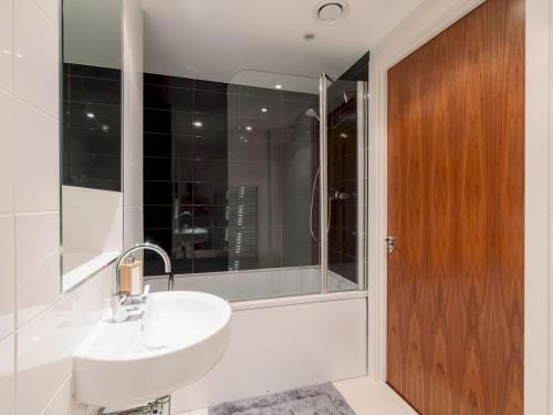 Salle de bains dans l'établissement Pass the Keys Newly Renovated Apartment by Barbican
