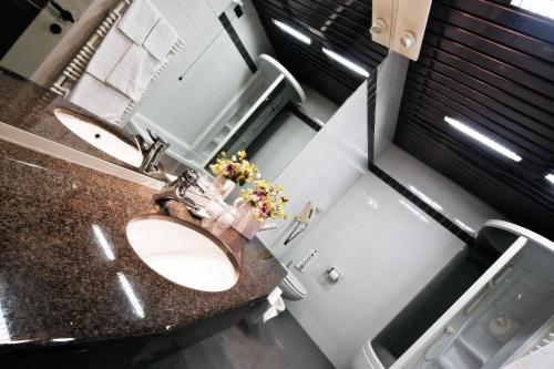 ein Bad mit einem Waschbecken und einem Spiegel in der Unterkunft Hotel Michelangelo in Biella