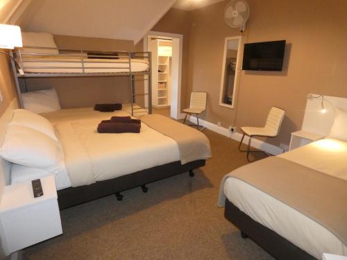 Cette chambre d'hôtel dispose de 2 lits superposés et d'une télévision. dans l'établissement The Charlesworth, à Bournemouth