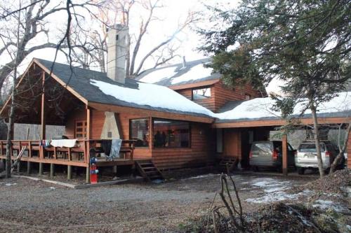 a log cabin with snow on the roof at Agradable casa cerca de las termas de Chillan in Las Trancas
