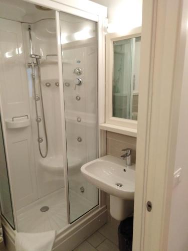 Hotel B&B Francoliniにあるバスルーム