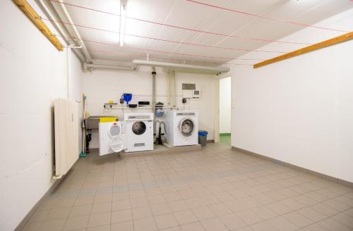 a room with two washing machines in a room at Casa Allegra 6 by Arosa Vacations, im Zentrum & mit Parkplatz inkl in Arosa
