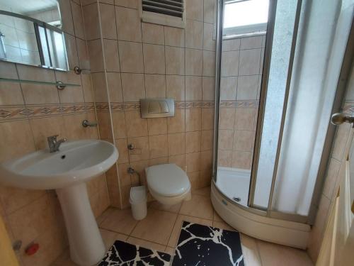 uma casa de banho com um WC, um lavatório e um chuveiro em Summer rose hotel em Side