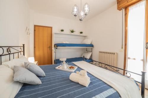 een slaapkamer met een bed met twee handdoeken erop bij IN CENTRO E AL MARE - CASA CON TERRAZZO E NETFLIX in Cattolica