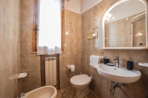 een kleine badkamer met een wastafel en een toilet bij IN CENTRO E AL MARE - CASA CON TERRAZZO E NETFLIX in Cattolica