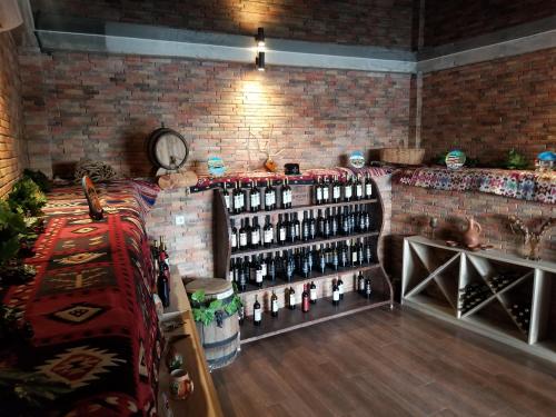 um quarto com um monte de garrafas de vinho em Vita Gardenia Hotel Tskaltubo em Tskaltubo