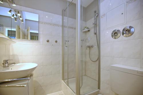 a bathroom with a shower and a sink at Sünnslag Wohnung 058 in Boltenhagen