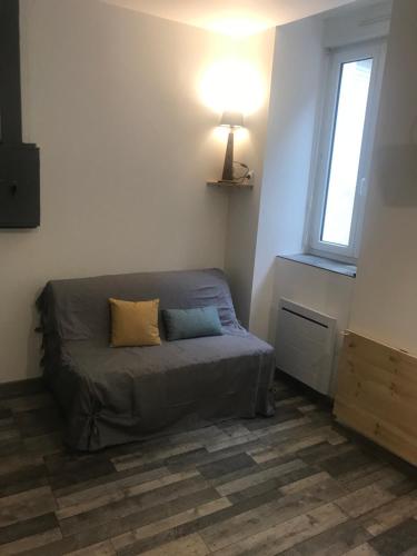 - une chambre avec un lit et 2 oreillers dans l'établissement Joli studio entièrement rénové, à Cauterets