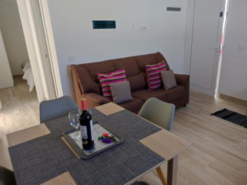 uma sala de estar com uma mesa e um sofá em CASA PIRÁMIDE 3. Terraza WiFi y Parking Privado em Icod de los Vinos