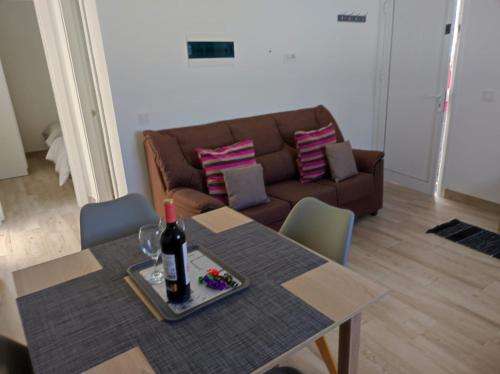 una sala de estar con una mesa y un sofá en CASA PIRÁMIDE 3. Terraza WiFi y Parking Privado, en Icod de los Vinos