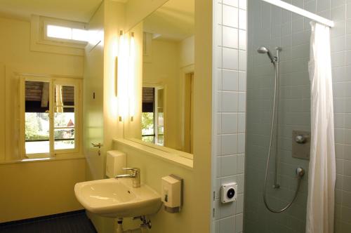 Un baño de Leissigen Youth Hostel