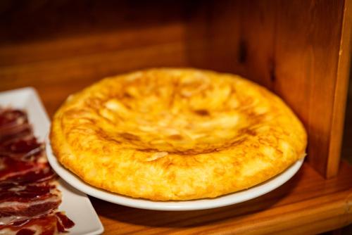 a pie sitting on a plate on a table at Hotel Castillo de Gauzón in Salinas