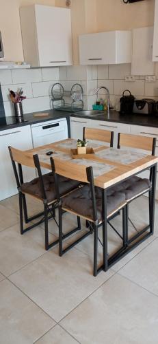 une cuisine avec une table en bois et deux chaises dans l'établissement appartement 3pieces, à Argelès-sur-Mer