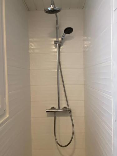 une douche dans une salle de bain avec une pomme de douche dans l'établissement Les Clés de Rodez, à Rodez