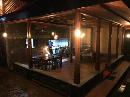 Restaurace v ubytování Wanakaset Forest Glamping