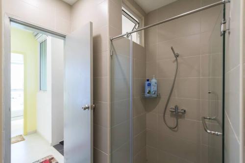 ein Bad mit einer Dusche und einer Glastür in der Unterkunft Deluxe & Feel Like a Home 2, 3-6pax, Netflix, Georgetown in Jelutong