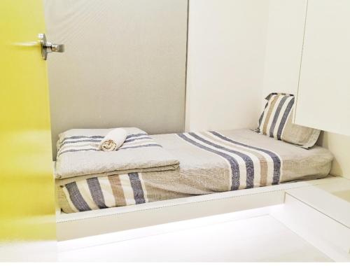 eine Spiegelreflexion eines Bettes in der Unterkunft Deluxe & Feel Like a Home 2, 3-6pax, Netflix, Georgetown in Jelutong