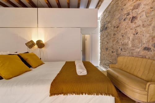 een slaapkamer met een groot bed en een bank bij Lxfactory Terrace Lisbon Loft in Lissabon