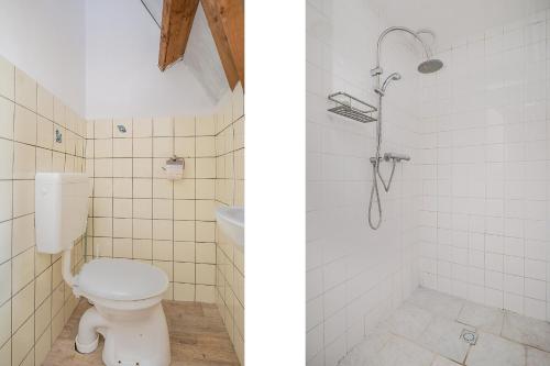 A bathroom at Voorstraat-Havenzicht 2de