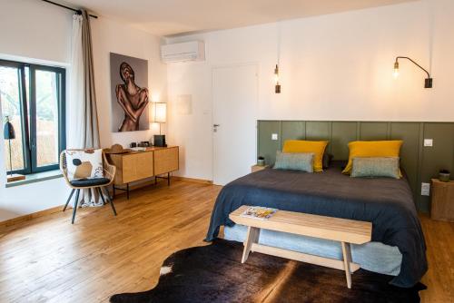 sypialnia z dużym łóżkiem i stołem w obiekcie Beija Flor w mieście Agay - Saint Raphael
