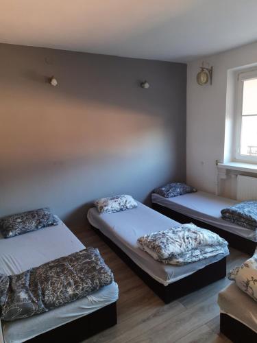 Llit o llits en una habitació de Villa Park Leśna
