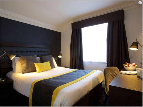 Een bed of bedden in een kamer bij Liverpool Inn Hotel, Sure Hotel Collection by Best Western