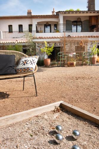 un canapé et quelques balles au sol devant une maison dans l'établissement Beija Flor, à Agay