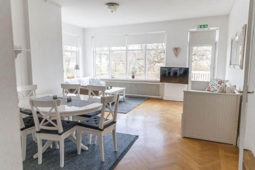 een keuken en eetkamer met een tafel en stoelen bij Hotell Villa Rönne in Ängelholm