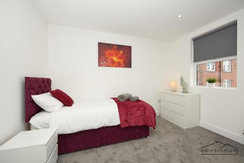 a white bedroom with a bed and a window at Δ Ares Apartment Δ The Flame of Town in Southampton