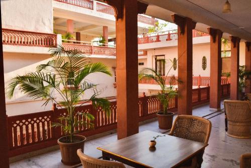 Suryaa Villa - A Boutique Heritage Hotelにあるバルコニーまたはテラス
