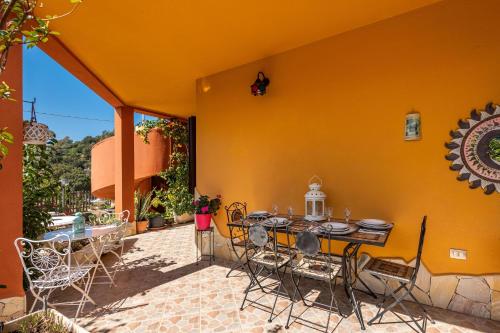 多木斯馬里亞的住宿－Appartamento in Villa Gelsomino，庭院里设有桌椅。