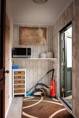 a room with a fire hydrant in a room with a wall at Huisje Weltevree (nummer 95) in Putten