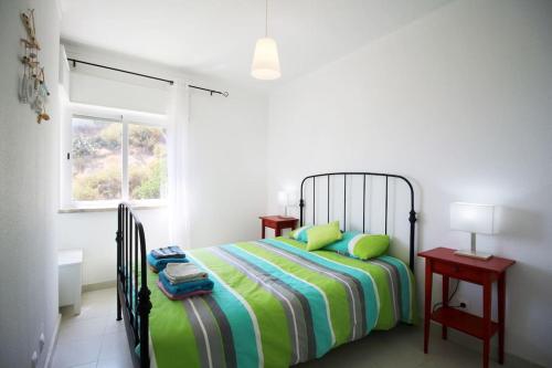 מיטה או מיטות בחדר ב-Vista Mar: Lovely apartment with seaview just steps away from the beach in Burgau