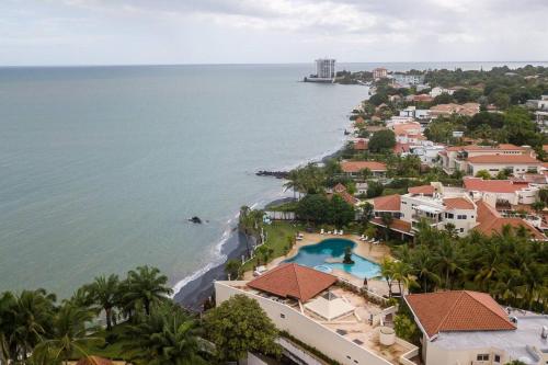 an aerial view of a resort and the ocean at La mejor Garden Suite Privada del complejo Coronado Luxury Club and Suites in Playa Coronado