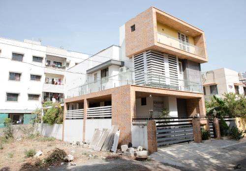un edificio con un balcón en el lateral. en 4 BHK Huge & Spacious Villa- 16 Guests Homestay, en Nashik
