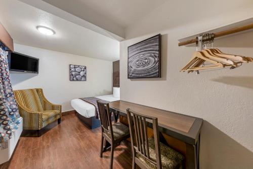 Televisyen dan/atau pusat hiburan di Anaheim Discovery Inn and Suites