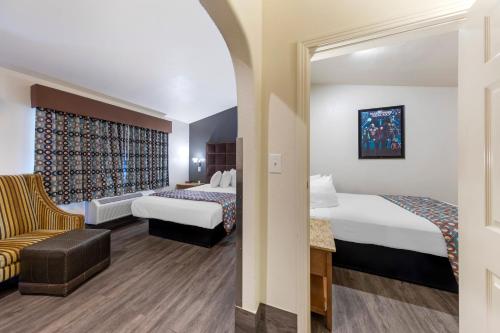 Katil atau katil-katil dalam bilik di Anaheim Discovery Inn and Suites