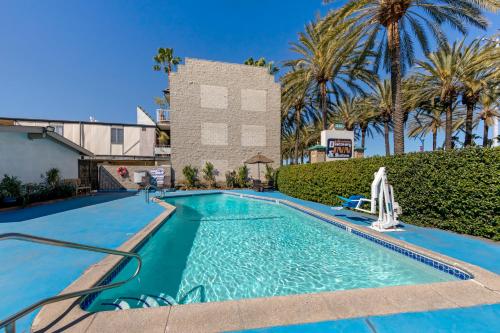 Kolam renang di atau dekat dengan Anaheim Discovery Inn and Suites